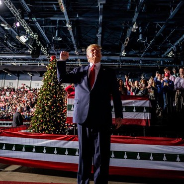 Ucap Sumpah Pelantikan, Donald Trump Viral gegara Tak Pegang Alkitab