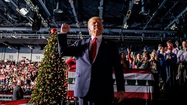 Ucap Sumpah Pelantikan, Donald Trump Viral gegara Tak Pegang Alkitab