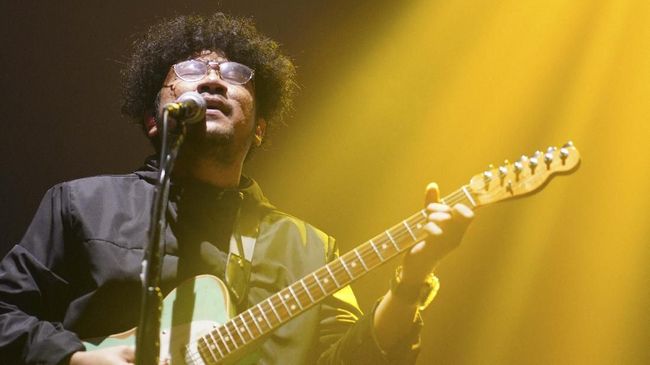 Menggandeng praktisi pemulihan batin, Adjie Santosoputro, Kunto Aji berhasil menggabungkan sesi meditasi dengan konser yang meneduhkan hati.