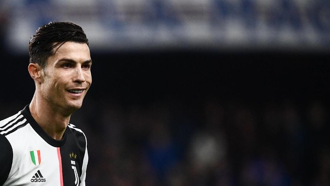 Bintang Juventus Cristiano Ronaldo tidak tahu mencetak gol sundulan dengan lompatan sangat tinggi ke gawang Sampdoria.