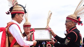 Jokowi Dapat Gelar 'Derayen Acang Aco' dari Dayak Lundayeh