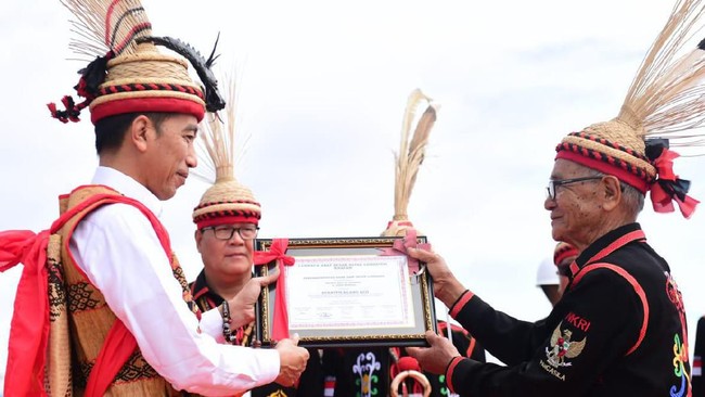 Gelar adat untuk Jokowi diserahkan oleh 5 Kepala Adat Dayak Lundayeh dengan menyematkan atribut berupa sigar, rompi, kalung manik, gelang, klupit, dan mandau.