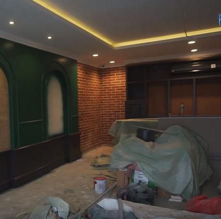 <p>Artis berusia 23 tahun ini juga menyediakan fasilitas hiburan di rumahnya. Di lantai 4, Prilly membuat ruangan untuk bermain billiard. (Foto: YouTube Prilly Latuconsina)</p>