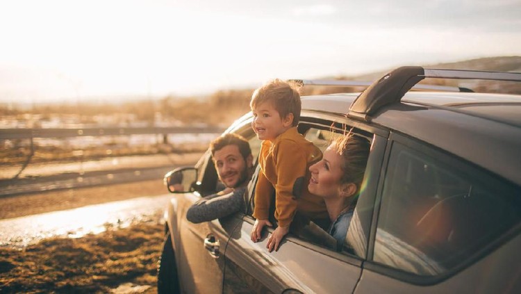 Jika Bunda berencana road trip bersama anak dengan mobil, simak dahulu tips berikut agar liburan lebih menyenangkan.