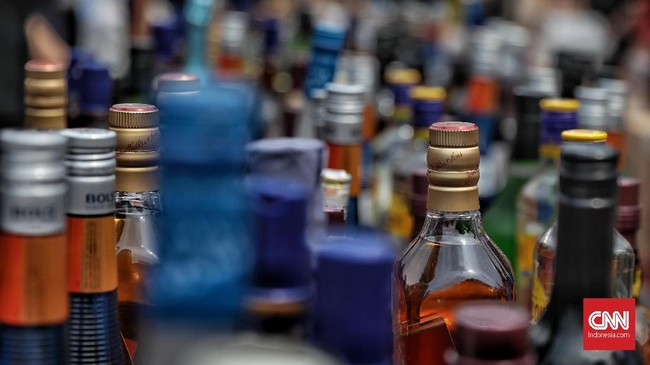 Penerimaan cukai dari minuman mengandung etil alkohol (MMEA) pada Januari 2021 sebesar Rp250 miliar atau turun 15,18 persen secara tahunan.