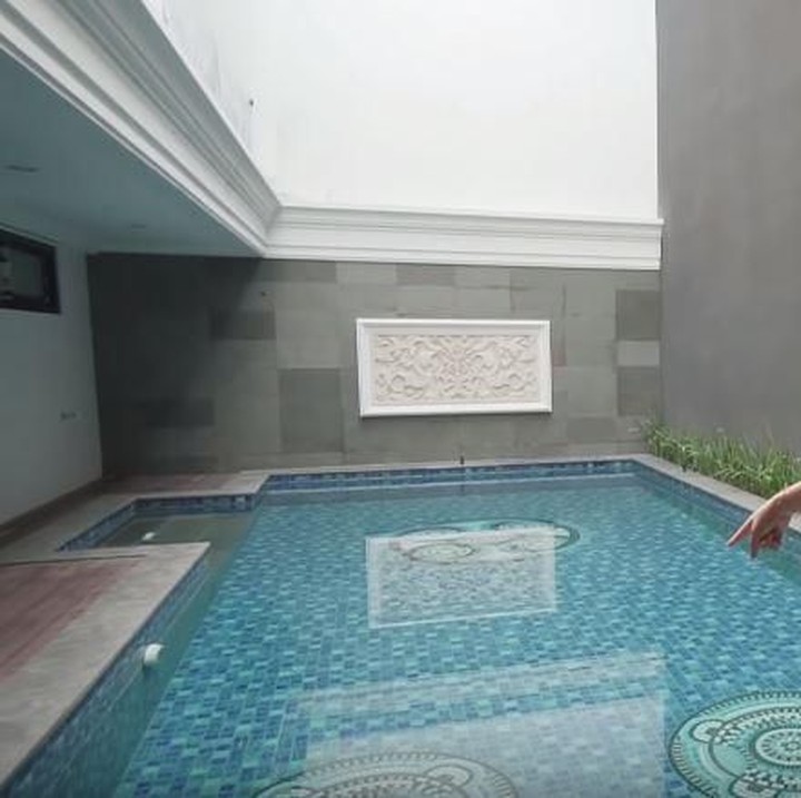 <p>Prilly membuat kolam renang di rumahnya. Permainan warna di lantainya membuat kolam renang ini tidak terlihat membosankan. Prilly mengatakan bahwa dinding abu-abu di samping kolam renang akan ditanami tumbuhan rambat. (Foto: YouTube Prilly Latuconsina)</p>