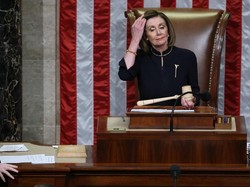 Nancy Pelosi Minta Maskapai AS Berhenti PHK Pegawai