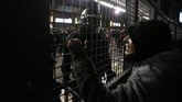 FOTO: Bentrok Separatis Catalonia di Laga Barcelona-Madrid Polisi anti-huru hara bentrok dengan demonstran pada Rabu (18/12) malam di jalan dekat stadion Camp Nou saat laga Barcelona kontra Real Madrid.
