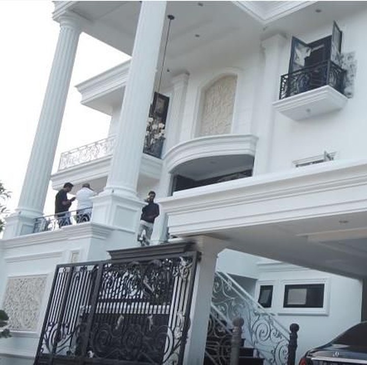 <p>Aktris Prilly Latuconsina sedang proses membangun rumah impiannya. Dari video yang ia unggah pada Selasa (17/12/2019) di akun YouTube miliknya, pembangunan rumahnya sudah mencapai 90 persen dengan dominasi warna putih di bagian depan. (Foto: YouTube Prilly Latuconsina)</p>