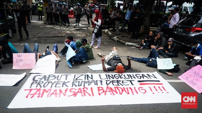 Sidang putusan gugatan atas terbitnya izin lingkungan proyek rumah deret Tamansari digelar di Pengadilan Tata Usaha Negara (PTUN), hari ini (19/12).