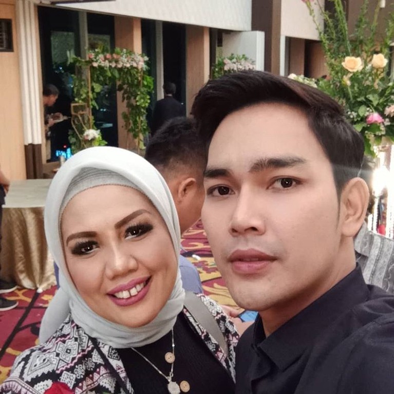 6 Potret Penampilan Baru Ely Sugigi Usai Potong Gigi Di penghujung tahun 2019, Ely Sugigi memutuskan untuk mengubah penampilannya. Ia mengubah bentuk giginya dengan melakukan perawatan potong gigi.