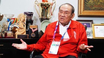 BAMBANG HARTONO MAKAN DI WARUNG