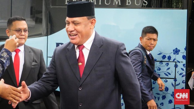 Komjen Pol Firli Bahuri resmi memimpin KPK hingga 2023 usai membacakan sumpah jabatan di hadapan Presiden Jokowi. Firli cs menggantikan Agus Rahardjo cs.