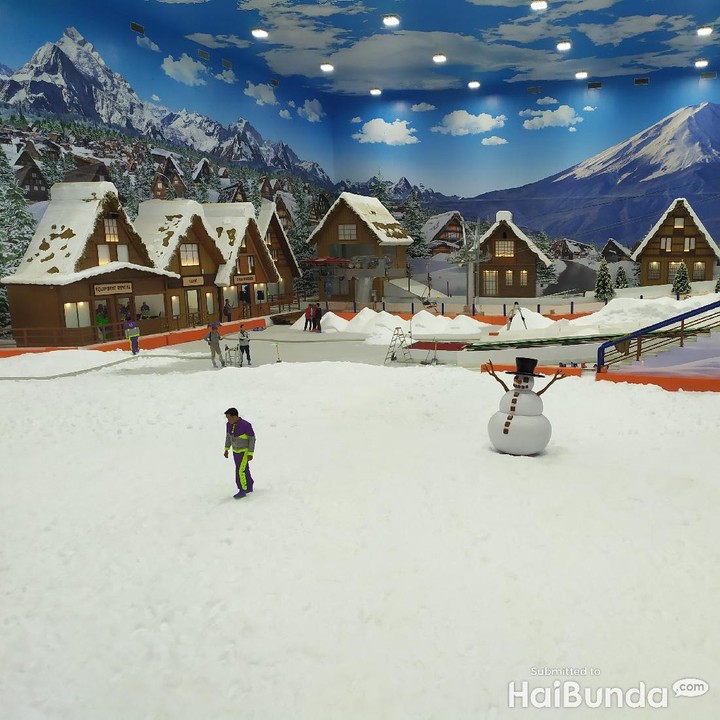 <p>Bunda dan keluarga bisa juga menikmati wahana salju di Trans Snow World II. Wah, pastinya akan seru banget ya. (Foto: Yuni Ayu Amida)</p>