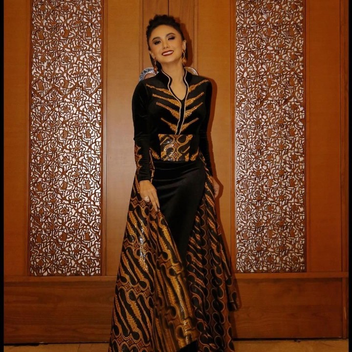 <p>Badan langsing seperti Yuni Shara ini tidak lepas dari usahanya menjaga tubuh. Kira-kira apa ya rahasianya? (Foto: Instagram @yunishara36)</p>