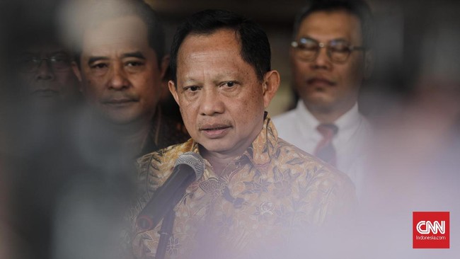 Mendagri Tito Karnavian memberikan keteranagan di Kementrian Dalam Negeri. Jakarta, Jumat, 20 Desember 2019. CNNIndonesia/Adhi Wicaksono.
