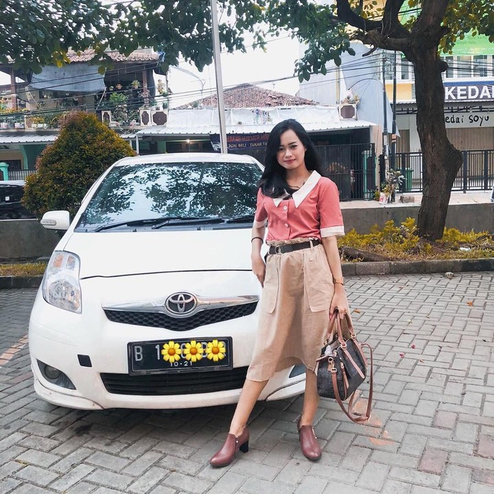 <em>Outfit of the day</em> (OOTD) Ulfi mengenakan blouse dipadu dengan midi skirt. Sederhana tapi cantik kan, Bun? (Foto: Instagram @ulfidmy)