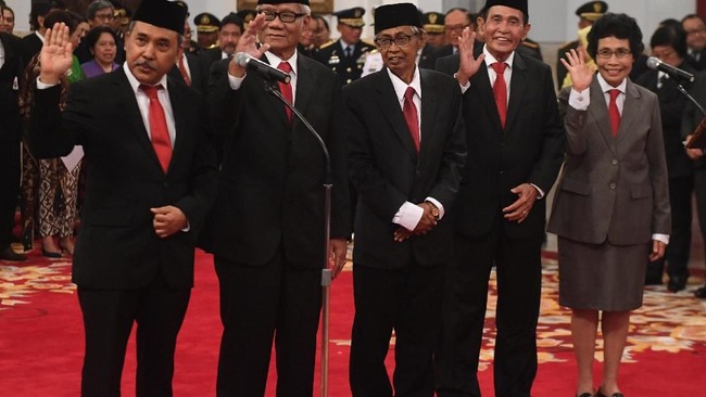 Dewan Pengawas KPK akan melihat kasus per kasus secara detail terkait pemberian izin penyadapan yang diajukan oleh pimpinan KPK.