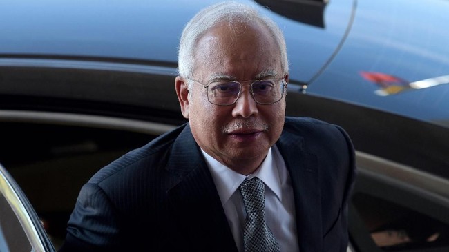 Hakim Pengadilan Tinggi Kuala Lumpur memvonis mantan PM Malaysia, Najib Razak, 12 tahun penjara setelah terbukti korupsi 1MDB.