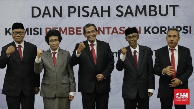 PKS menilai konsep Dewas KPK bermasalah meski diisi oleh orang-orang berintegritas, sementara PDIP menyebut itu bisa meminimalisasi penyalahgunaan wewenang.