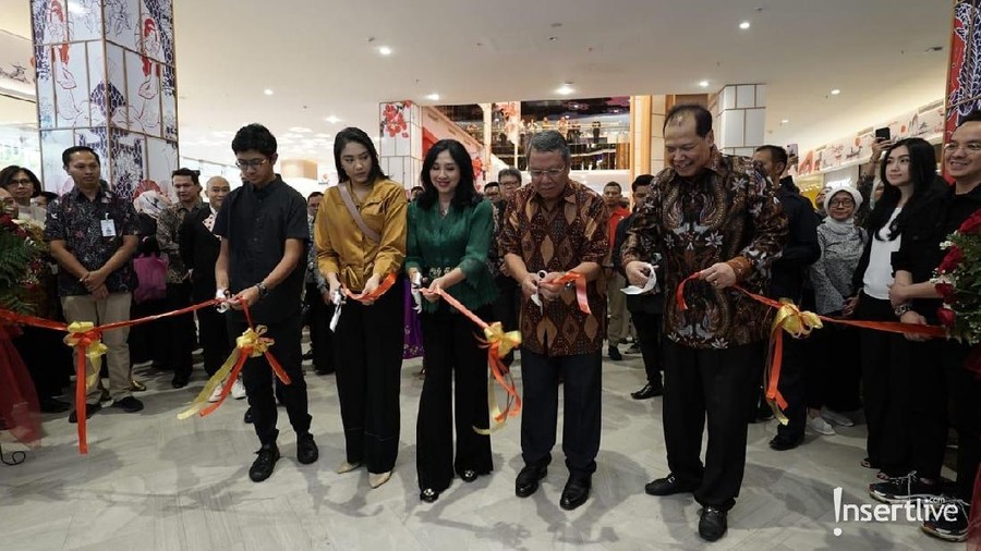 Di Transpark Mall Bintaro, pengunjung juga dapat bermain salju di Trans Snow World Bintaro.