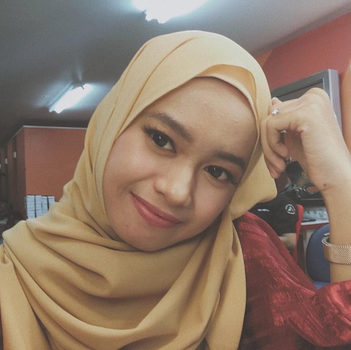 Setuju ya, Bun? Ulfi enggak kalah cantik saat mengenakan jilbab. Kira-kira mirip sang mama enggak nih? (Foto: Instagram @ulfidmy)