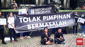 Aksi Teatrikal Tolak Firli Cs, Dukun Usir Roh Jahat di KPK