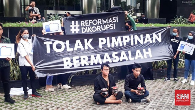 Aksi teatrikal menolak pimpinan KPK pimpinan Firli Bahuri digelar dengan mendatangkan dua dukun seolah sedang mengusir roh jahat.