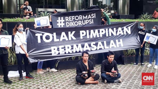 Aksi Teatrikal Tolak Firli Cs, Dukun Usir Roh Jahat di KPK Aksi teatrikal menolak pimpinan KPK pimpinan Firli Bahuri digelar dengan mendatangkan dua dukun seolah sedang mengusir roh jahat.