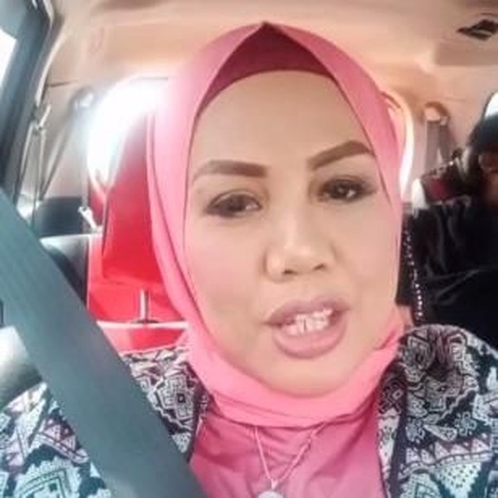 <p>Untuk mengubah penampilannya ini, netizen mengira Elly Sugigi menghabiskan jutaan rupiah. Padahal, Elly mengaku, ia menjalani prosedur potong gigi secara gratis lho. (Foto: Instagram @ellysugigi_real_)</p>