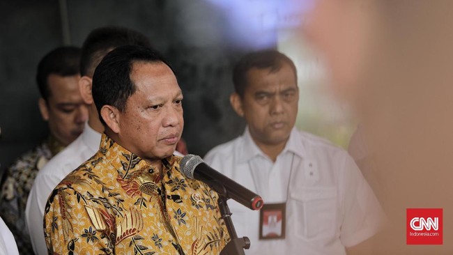 Mendagri Tito Karnavian memberikan keteranagan di Kementrian Dalam Negeri. Jakarta, Jumat, 20 Desember 2019. CNNIndonesia/Adhi Wicaksono.