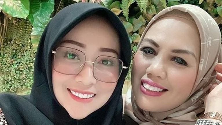 6 Potret Penampilan Baru Ely Sugigi Usai Potong Gigi - Foto 1