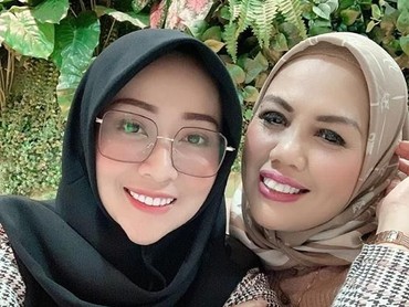 6 Potret Penampilan Baru Ely Sugigi Usai Potong Gigi