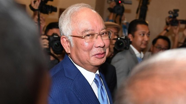 Pengadilan Malaysia mengizinkan eks PM Najib Razak bepergian ke luar negeri meski mantan pemimpin Negeri Jiran itu telah divonis bersalah atas korupsi lembaga 1MDB.