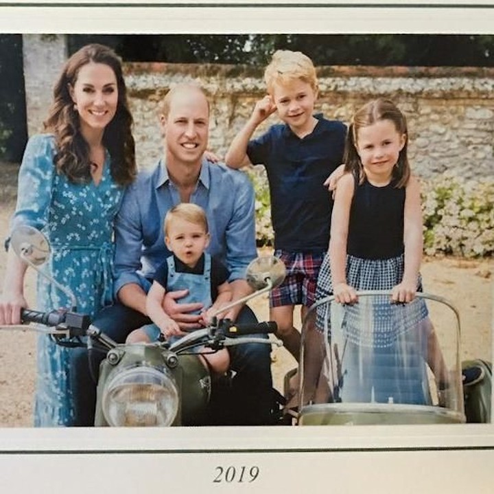 <p>Tak kalah harmonis, potret kartu Natal keluarga Pangeran William dan Kate Middleton di tahun 2019 juga terlihat sangat indah. Mereka berpose dengan menaiki sepeda motor klasik. (Foto: Twitter/@BenjaminWareing)</p>