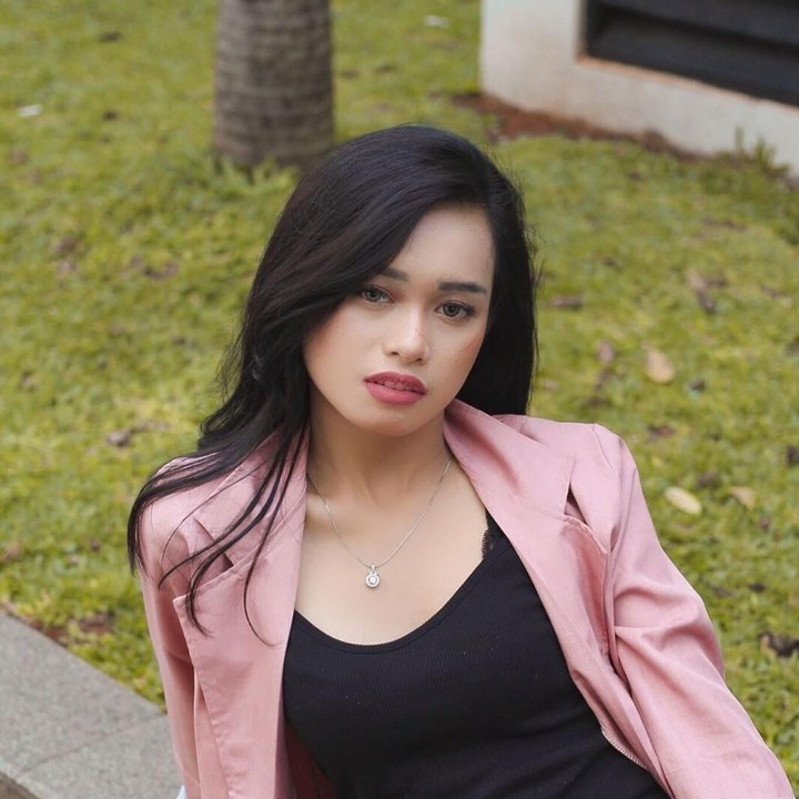 Ulfi Damayanti adalah putri pertama Elly Sugigi dari pernikahan pertamanya dengan Arifin, Bunda. (Foto: Instagram @ulfidmy)