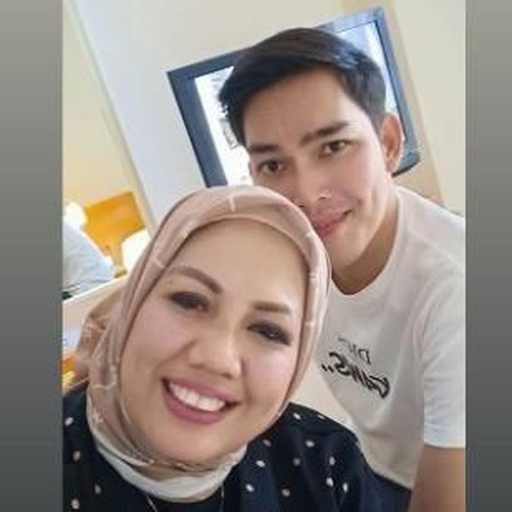 <p>Elly Suhari atau yang lebih dikenal dengan Elly Sugigi baru saja menjalani potong gigi lho, Bun. Dari keterangan di Instagram Story miliknya, ia melakukan prosedur ini pada Senin (16/12/2019). (Foto: Instagram @ellysugigi_real_)</p>