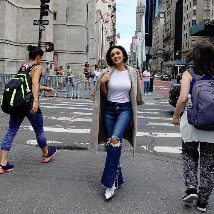 <p>Yuni Shara tetap menjaga bentuk tubuhnya lho, Bun meski kini sudha berusia 47 tahun. Body goal banget kan? (Foto: Instagram @yunishara36)</p>