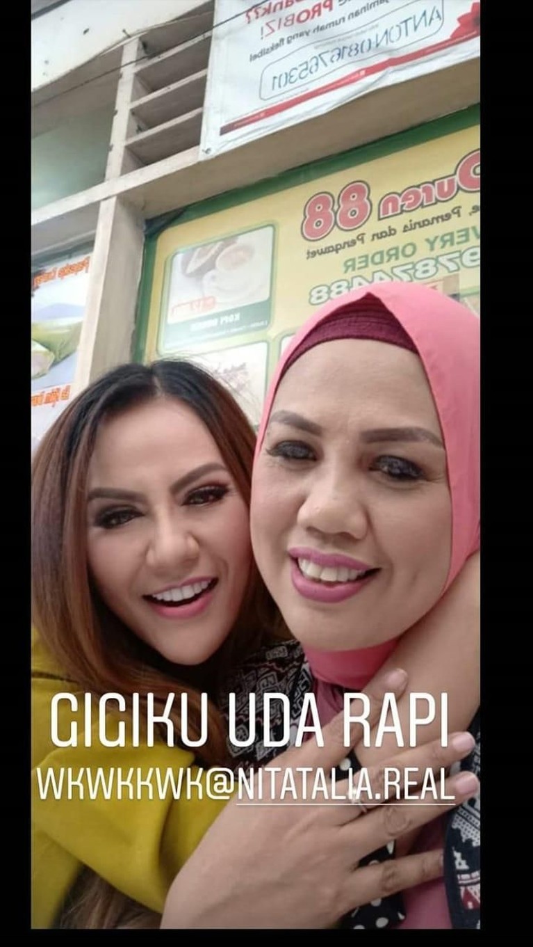 6 Potret Penampilan Baru Ely Sugigi Usai Potong Gigi Di penghujung tahun 2019, Ely Sugigi memutuskan untuk mengubah penampilannya. Ia mengubah bentuk giginya dengan melakukan perawatan potong gigi.