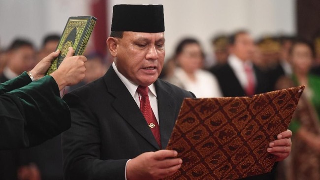 Sejumlah pegiat antikorupsi menilai kasus yang melibatkan kader PDIP Harun Masiku membuktikan Ketua KPK Firli Bahuri otoriter.