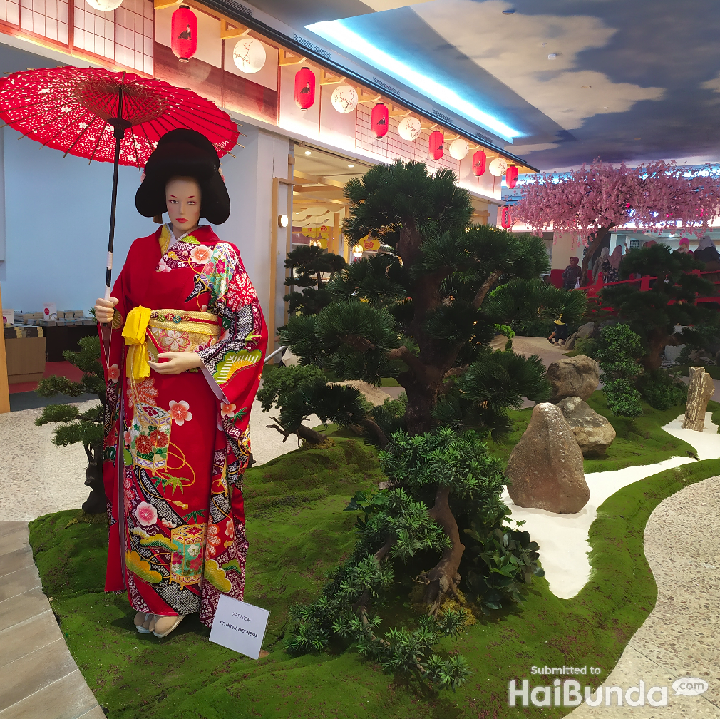 <p>Transpark Mall Bintaro ini mengusung konsep budaya Jepang lho, Bunda. (Foto: Yuni Ayu Amida)</p>