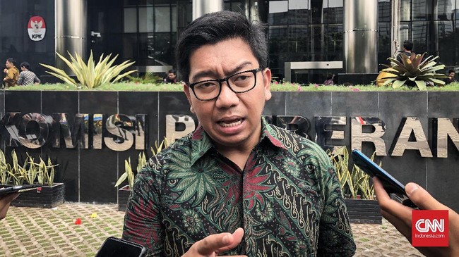 ICW mengingatkan KPK soal penangkapan Menteri KKP Edhy Prabowo namun tak mampu menangkap Harun Masiku yang buron 10 bulan.