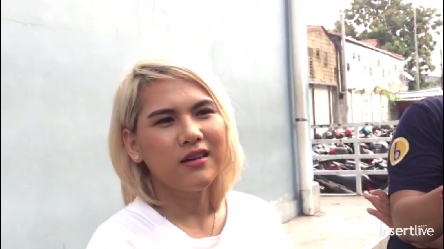 Evelyn Anjani didekati dua pria asing yang berasal dari Jepang dan Amerika Serikat.