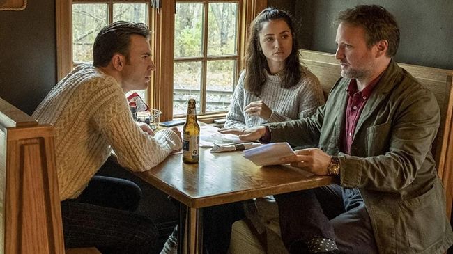 Selain soal jalan ceritanya yang dianggap menarik, film Knives Out juga sukses menghebohkan dunia fashion dengan sweater aran yang dipakai Chris Evans.