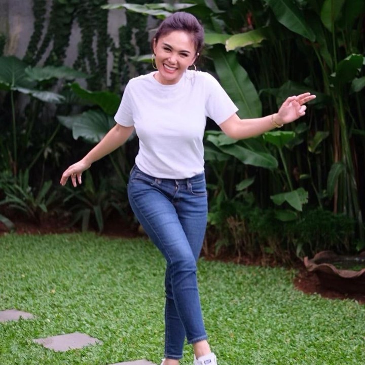 <p>Tubuh langsing membuat Yuni Shara selalu pantas mengenakan baju apa saja. Salah satunya casual look seperti satu ini, basic tee putih dipadukan celana jeans membuatnya tetap stylish. (Foto: Instagram @yunishara36)</p>