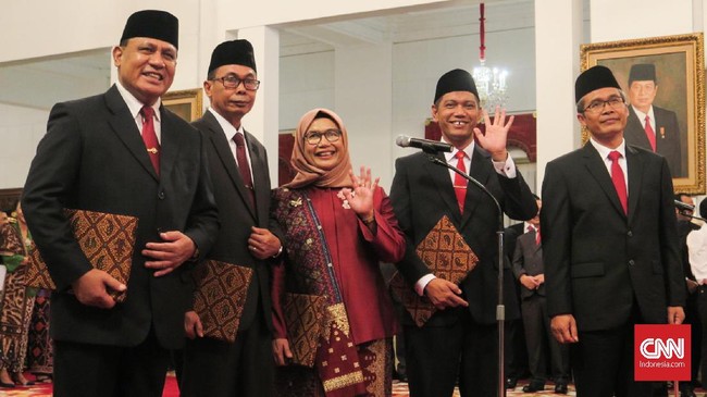 Salah satu pegawai KPK mempertanyakan kesungguhan keberpihakan pimpinan lembaga ini membela jajarannya di pusaran polemik tes wawasan kebangsaan.