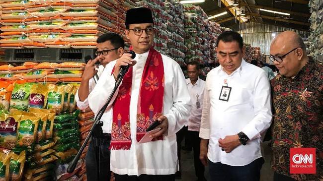 Gubernur DKI Jakarta Anies Baswedan merespons pertanyaan soal kekosongan kursi Wakil Gubernur dengan senyuman