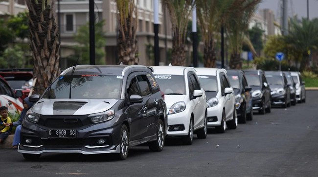 Komunitas otomotif menggelar uji emisi gas buang yang melibatkan 1.000 unit mobil.