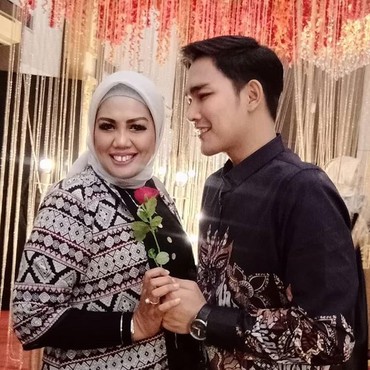 Jalin Hubungan dengan Daun Muda, Elly Sugigi Perawatan Potong Gigi?