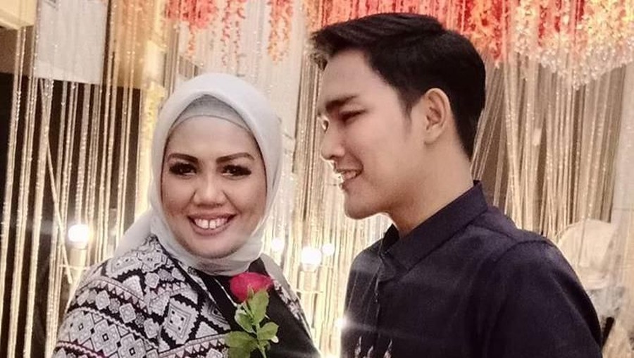 Elly Sugigi sudah menggandeng pacara baru yang membuat ia melakukan banyak perubahan di dirinya.